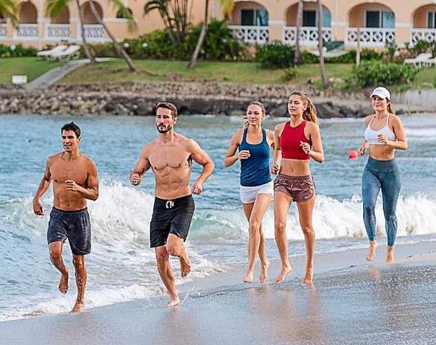 Избалованы выбором: BodyHoliday предлагает полный график мероприятий. Вверху: гости наслаждаются пробежкой по пляжу (фото из архива)