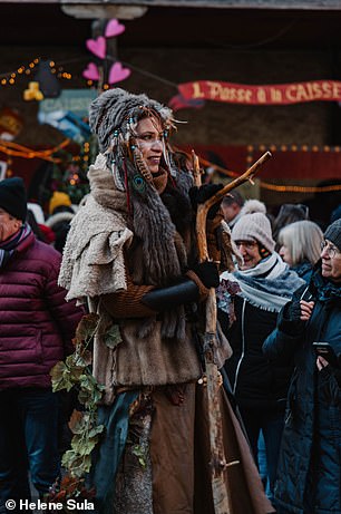 Костюмированный посетитель рынка в Рибовиле.