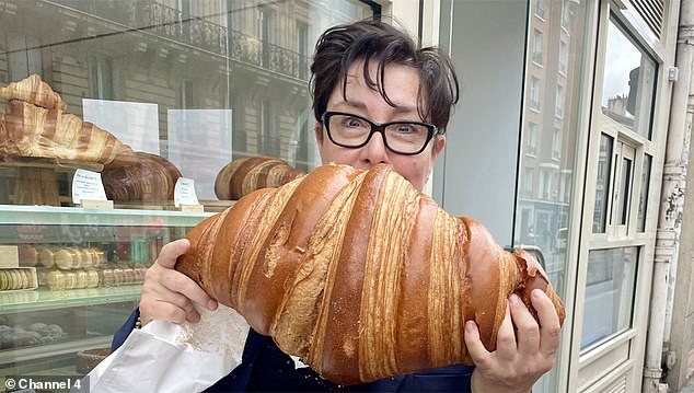 Сью Перкинс позирует с гигантским круассаном. «Сью в восторге от вкуса, но я сомневаюсь в ее надежности как кулинарного критика»