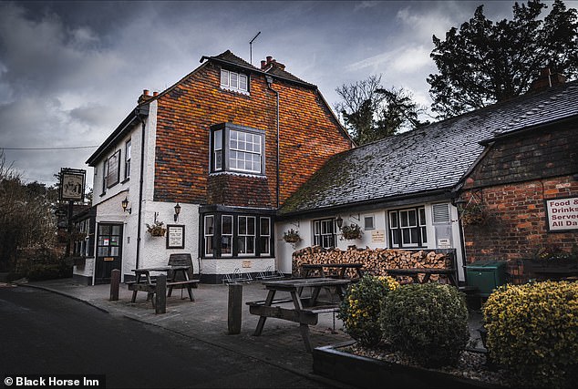 Лаура рекомендует остановиться на обед в гостинице Black Horse Inn (на фото) в соседней деревне Тернхэм.