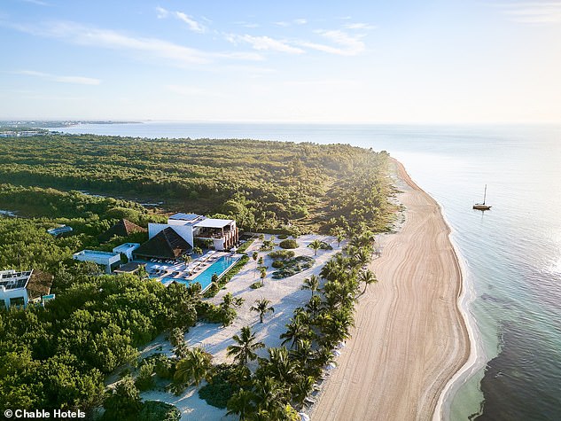 Марк останавливается в Chable Maroma (см. здесь), который предлагает коллекцию из 70 вилл.