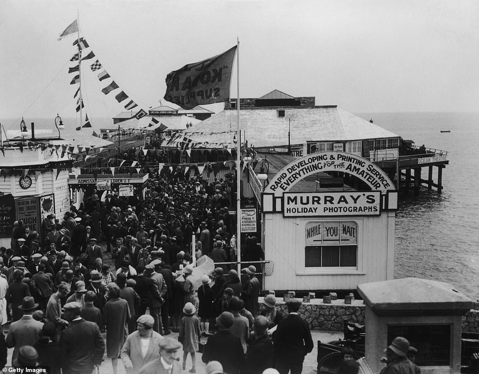 На этом изображении запечатлен оживленный пирс Клактон-он-Си в 1925 году. В 1920-х годах к пирсу было пристроено казино, а в 1928 году должен был появиться Океанский театр на 1000 мест.