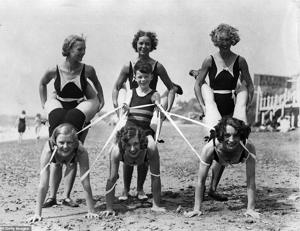 Отдыхающие фотографируются на пляже Клактон в 1932 году. В этом же году на пирсе был открыт открытый бассейн олимпийских размеров, первый в Великобритании, построенный на пирсе.