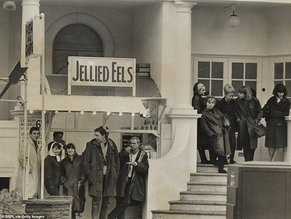 В 1964 году драки между двумя конкурирующими группами, Mods и Rockers, произошли на нескольких британских морских курортах, включая Клактон-он-Си. На картинке выше показаны Моды у прилавка с заливным угрем возле городского пирса.