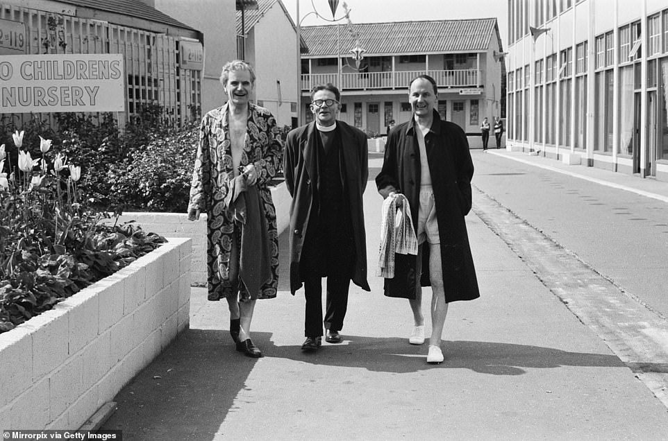 В 1965 году конференция духовенства Саутварка проводилась в доме Батлина в Клактон-он-Си. На фото выше епископ Саутварка (слева), епископальный епископ Калифорнии и епископ Вулиджа. Лагерь отдыха Батлина закрылся в Клактоне в 1983 году, что Общество краеведения назвало «разрушительным ударом» по городу: было потеряно 100 постоянных рабочих мест и 841 сезонная работа.