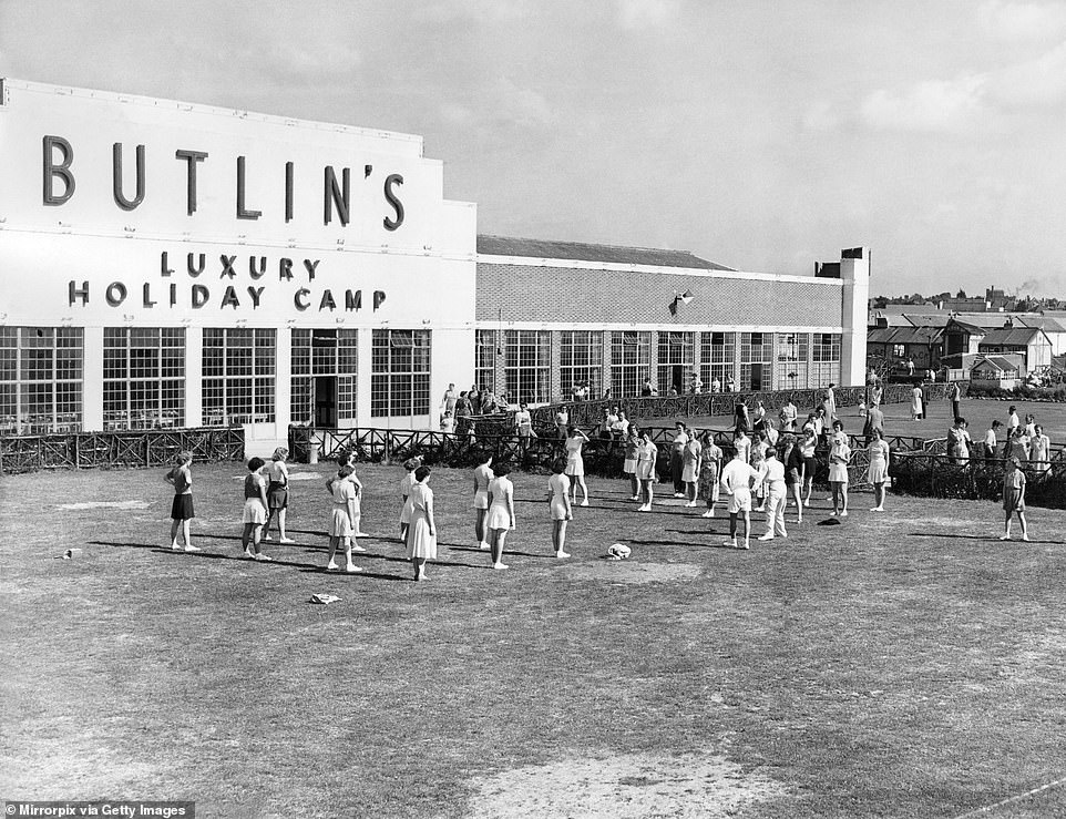 Отдыхающие принимают участие в мероприятиях Butlin's в 1959 году. Однако в 1960-х годах компания Butlin's в Клактон-он-Си столкнулась с упадком. Клактонское и районное краеведческое общество сообщает: «Большая часть торговли Батлина велась из лондонского Ист-Энда, всего в 75 милях отсюда, а большая часть остальной торговли — из Мидлендса. Двухнедельный отпуск становился все более нормой, и с появлением дополнительного времени люди захотели поехать дальше».