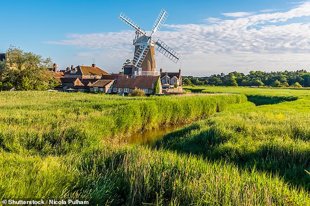 Тед комментирует, что его пребывание в Cley Windmill (вверху) «похоже на живую картину Констебля».