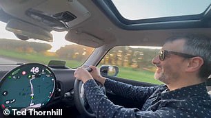 Тед за рулем нового Mini Cooper в Норфолке.