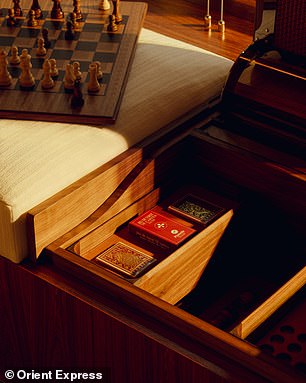 В Orient Express Corinthian будет пять ресторанов и восемь баров, в том числе ресторан в стиле 1930-х годов и кабаре на 115 мест, «источающее парижскую атмосферу».