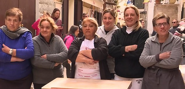 Нунциа Капуто (в центре) была среди производителей макарон, которые отказались производить и продавать свою продукцию в эти выходные.