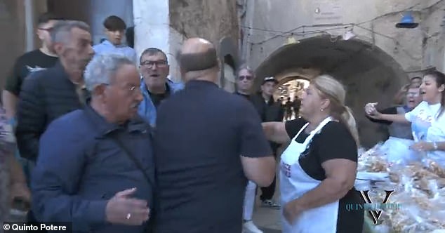 К репортеру Антонио Локонте подошли местные жители и попытались физически вытолкнуть его с улицы.