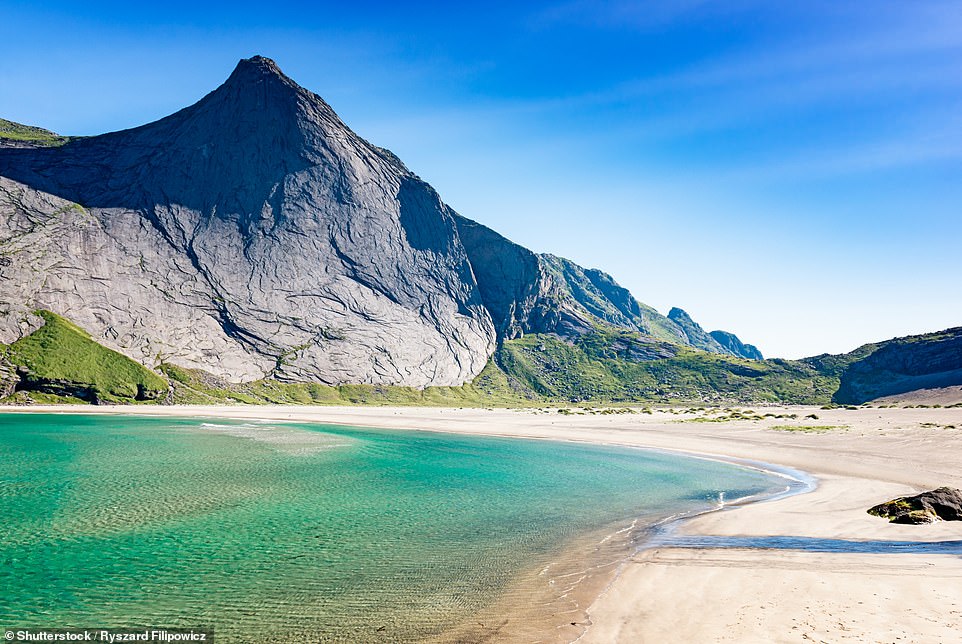 По версии Visit Lofoten, пляж Бунес — один из «самых красивых пляжей Лофотенских островов». Туристический совет отмечает, что добраться до него можно только на лодке, и добавляет: «Пляж выходит к открытому морю, окруженный с каждой стороны горами Хельветестинден и Стурскива».