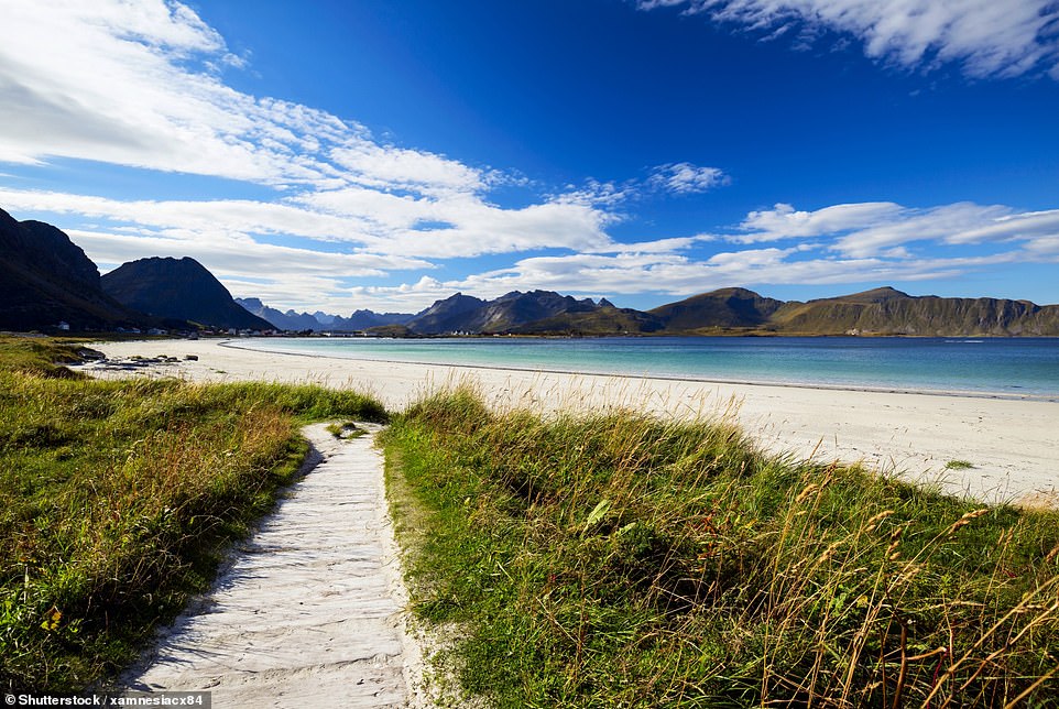 Пляж Рамберг — «настоящая жемчужина» Лофотенских островов, сообщает Visit Lofoten, отмечая, что до него «легко добраться с дороги», а поблизости имеется множество пешеходных маршрутов.