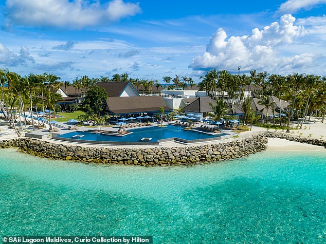 SAii Lagoon Maldives, отель Curio Collection by Hilton, может похвастаться восемью барами и ресторанами, в том числе одним, специализирующимся на мальдивской кухне.