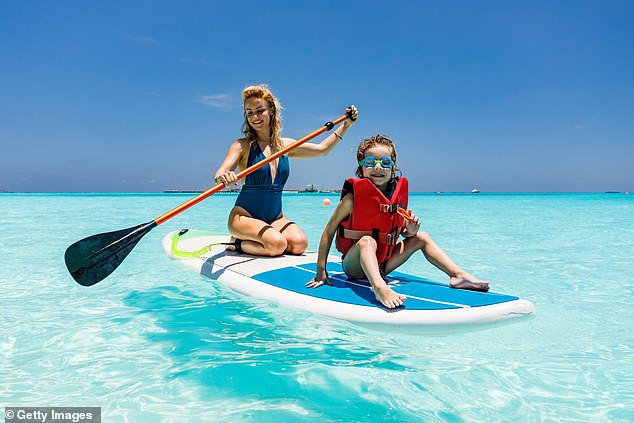 Курортный отель Holiday Inn Kandooma Maldives особенно подходит для семейного отдыха и предлагает занятия серфингом и сноркелингом для детей (Архивное изображение)