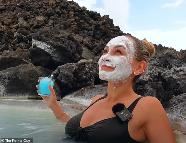 Маз представляет роскошный отдых в Исландии, остановившись в отеле The Retreat at Blue Lagoon (вверху)
