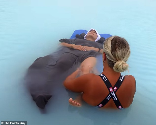 Маз наслаждается водным массажем в The Retreat at Blue Lagoon