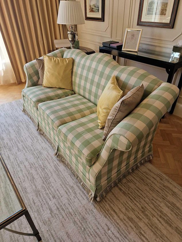 Диван Donghia с верблюжьей спинкой в ​​георгианском стиле Чиппендейл (на фото), который выставят на продажу в рамках аукциона.