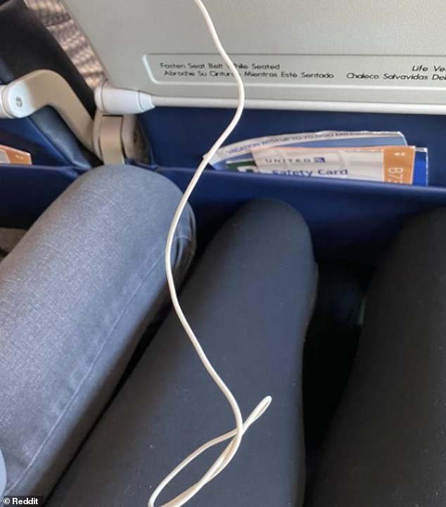 Неназванная женщина, летевшая рейсом United Airlines, зашла на Reddit, чтобы взорвать мужчину.