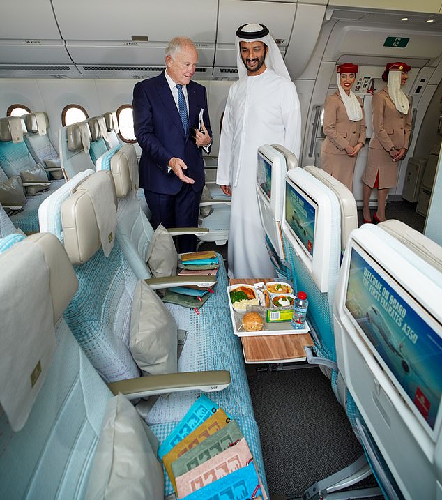 Сэр Тим Кларк, президент авиакомпании Emirates, демонстрирует новый Эмирейтс А350 Его Превосходительству Абдулле бен Туку Аль Марри, министру экономики ОАЭ.