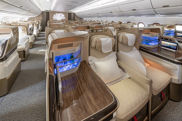 Кресла бизнес-класса A350 «S Lounge Seats» созданы по образцу Mercedes S Class и предназначены «для исключительных впечатлений от путешествия».