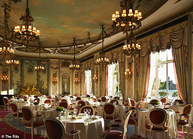Внутренний вид ресторана The Ritz в Лондоне, который также попал в список.