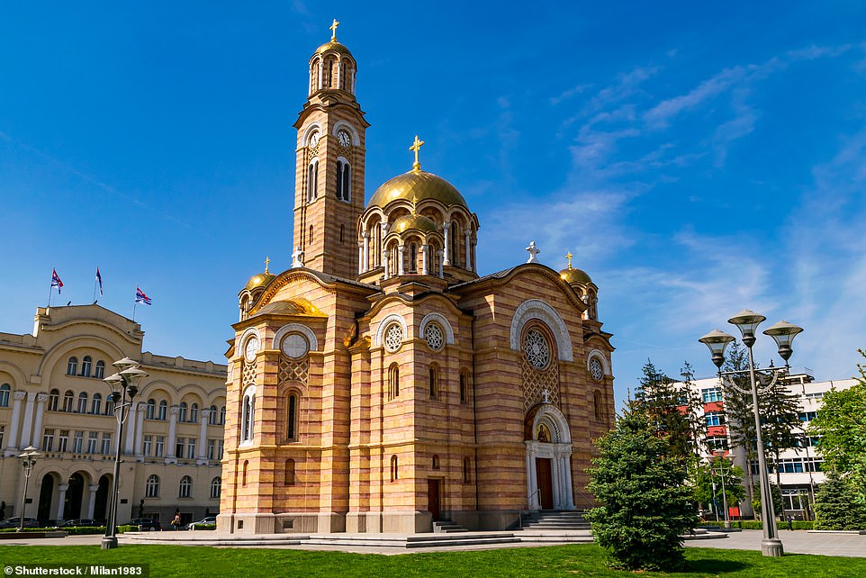 15. БАНЯ-ЛУКА, БОСНИЯ И ГЕРЦЕГОВИНА: Здесь «изобилуют оживленные террасы кафе» и «англоговорящий персонал является общей чертой». Есть также «непринужденная программа осмотра достопримечательностей, охватывающая 2000 лет». Вверху – православный храм Христа Спасителя.