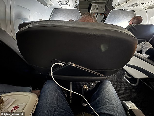 Пассажир American Airlines рассказал, что заплатил 500 долларов за первый класс, но весь полет провел с сиденьем перед ним, откинутым так далеко назад, что оно оказалось практически «у него на коленях».