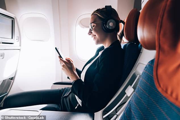 Разгневанный пассажир самолета поделился моментом, когда он столкнулся с попутчиком за то, что тот включил вслух фильм на своем телефоне (фотография из архива)