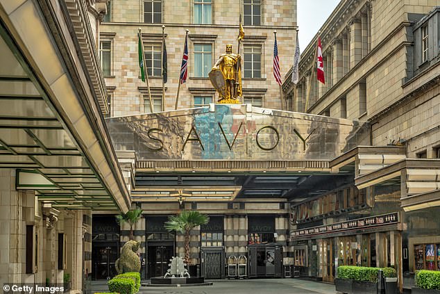 Отель Savoy, расположенный на Стрэнде, всегда был полон решимости идти впереди времени, и, поскольку он надеется на очередной ремонт, его мебель выставлена ​​на аукцион.