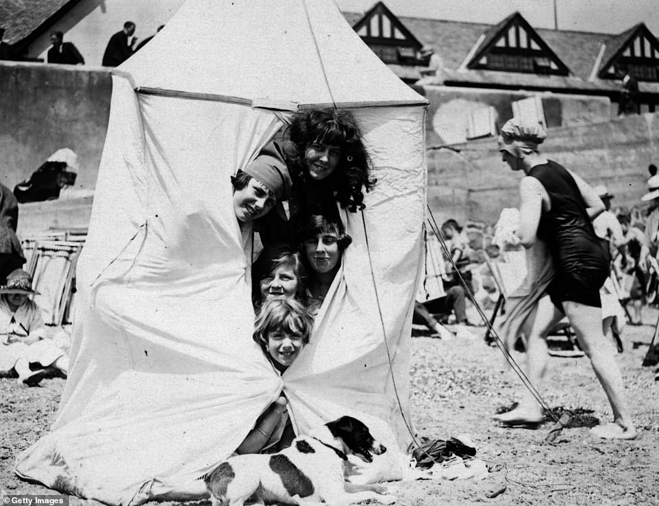 Клактон-он-Си был спроектирован в 1865 году как «качественный город для достойных людей» Питером Бруффом, землевладельцем и инженером-строителем, говорит команда The Sandrock B&B. Инженер увидел потенциал «девственной территории» с «песчаными пляжами, выходящими на юг». Он быстро стал популярным местом однодневных поездок для лондонцев, которые к концу 1800-х годов могли добраться до города на поезде. Эти дети изображены на пляже в 1912 году.