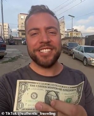 В одном видео Крис рассказывает, сколько еды он может съесть за 1 доллар в Лагосе, Нигерия.