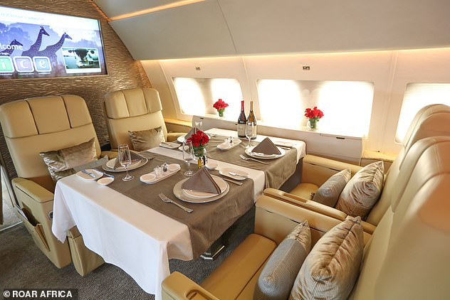 Обеденная зона на борту частного самолета Emirates Executive.