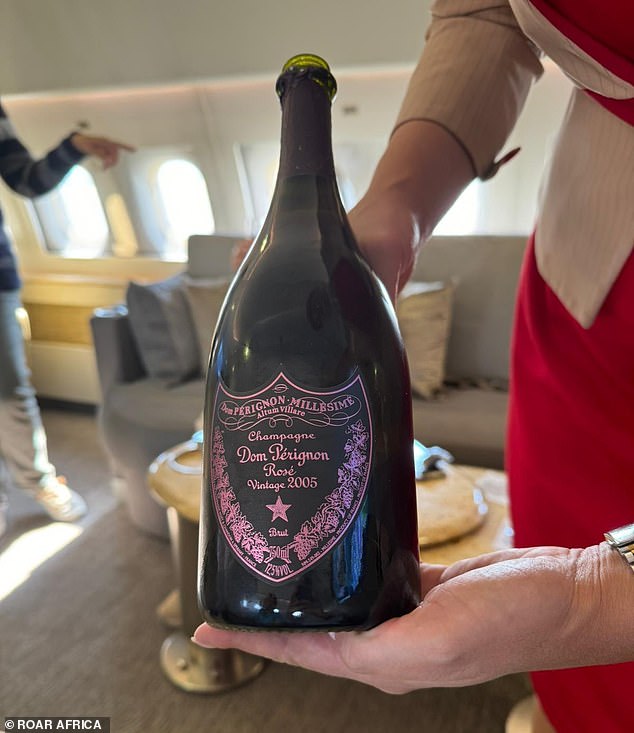 Бутылка винтажного шампанского Dom Perignon 2005 года выпуска — готова к использованию.