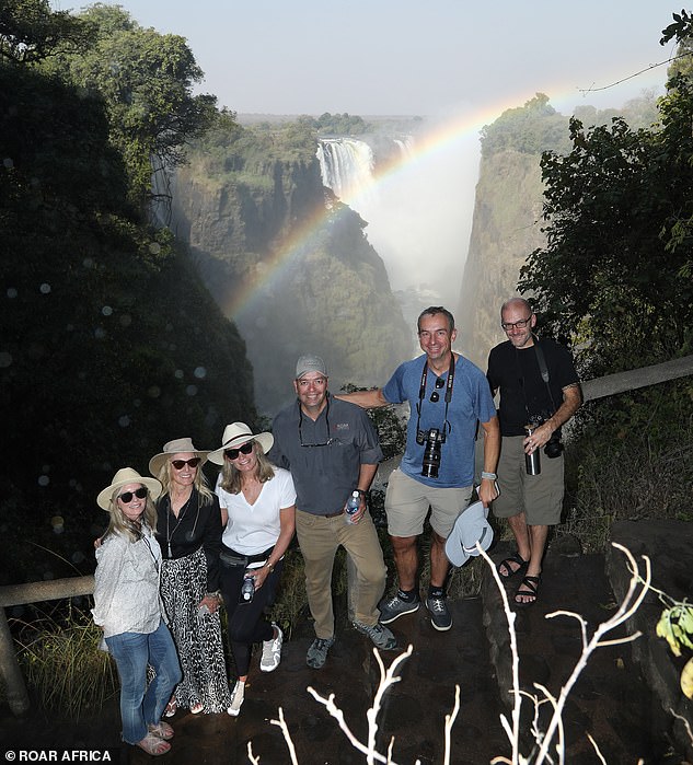 Гости Roar Africa позируют перед эпическими скалами водопада Виктория