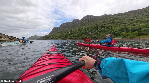 Занятие каякингом провел Ли Вудворд из компании Sea Kayaking Plockton. Вверху — Карлтон и Джуд на воде с Ли.