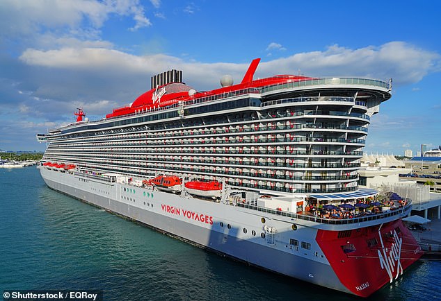 У Virgin Voyages очень непринужденный дресс-код, где вы можете носить то, что хотите, - замечает Гейнор, - плюс вы можете общаться с персоналом, некоторые из которых ужинают в ресторанах вместе с вами.
