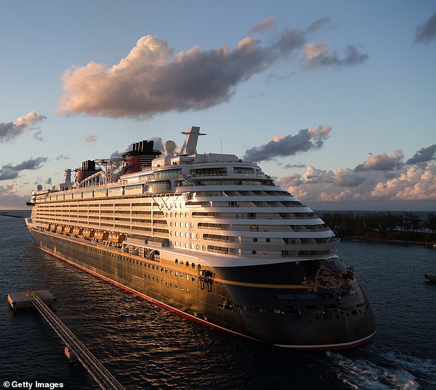 Дисней увеличил размер чаевых в своих круизах. На фото круизный лайнер Disney Dream, отплывающий из Нассау, Багамы.