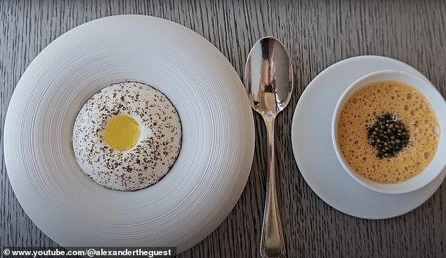 «Интенсивный вкус»: омар с легкой ванильной пеной, чашка крабового супа и икра на гарнире.