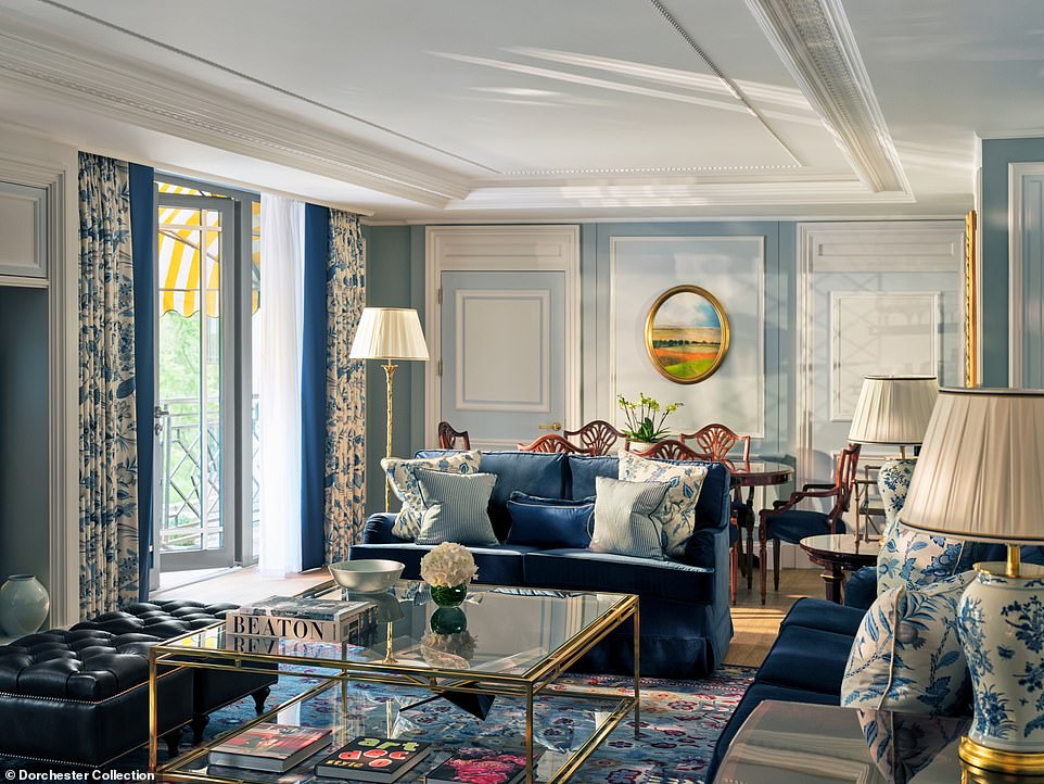 Тед и его семья останавливаются в номере Hyde Park Suite (вверху), площадь которого составляет 107 кв. м (1151 кв. фут).