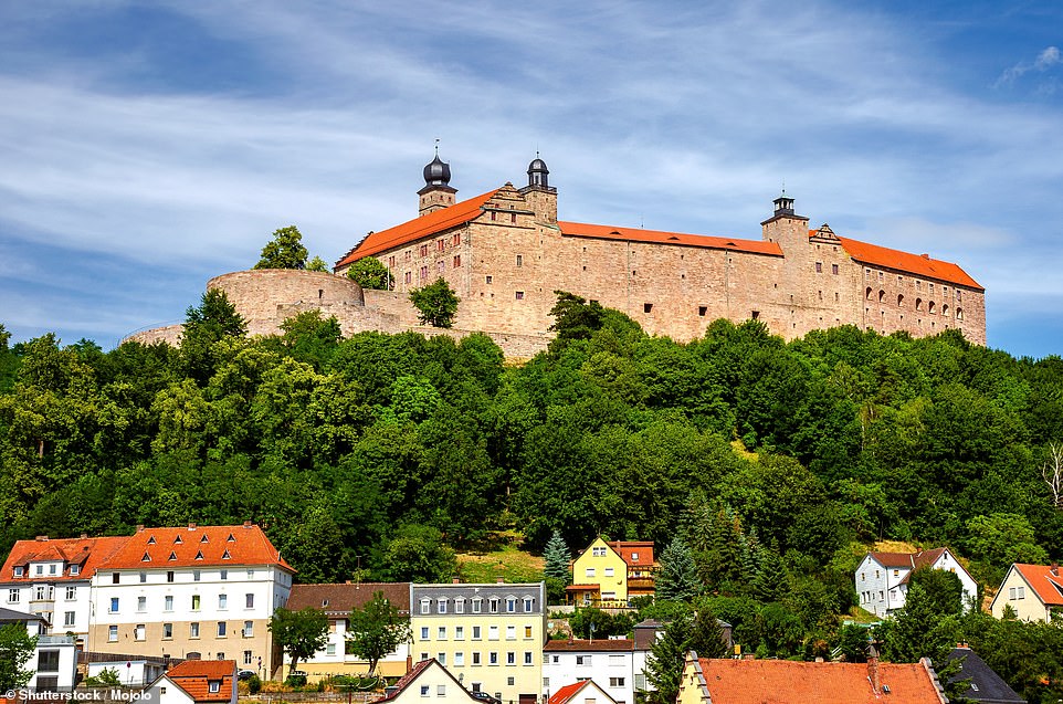 По данным Discover Bavaria, замок Плассенбург впервые упоминается в 1135 году. Совет по туризму добавляет: «Он величественно возвышается над маленьким городком. [of Kulmbach] и его 26 000 жителей и изображен на бесчисленных открытках на прилавках сувенирных магазинов».