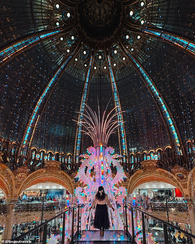 Джеки, изображенная выше в универмаге Galeries Lafayette Haussmann, любила «красивые» украшения в Париже.