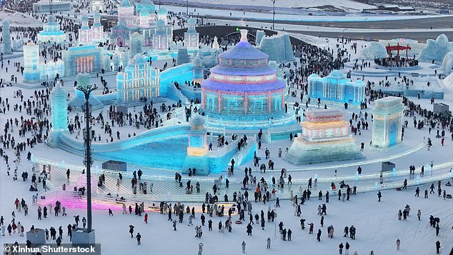 На снимке с дрона видны сотни посетителей Харбинского фестиваля Ice-Snow World.