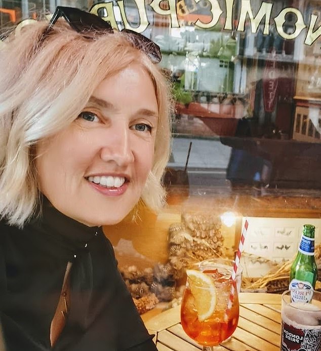 54-летняя Кейт (вверху) говорит, что хотела, чтобы у ее дочери было «детство на свежем воздухе».