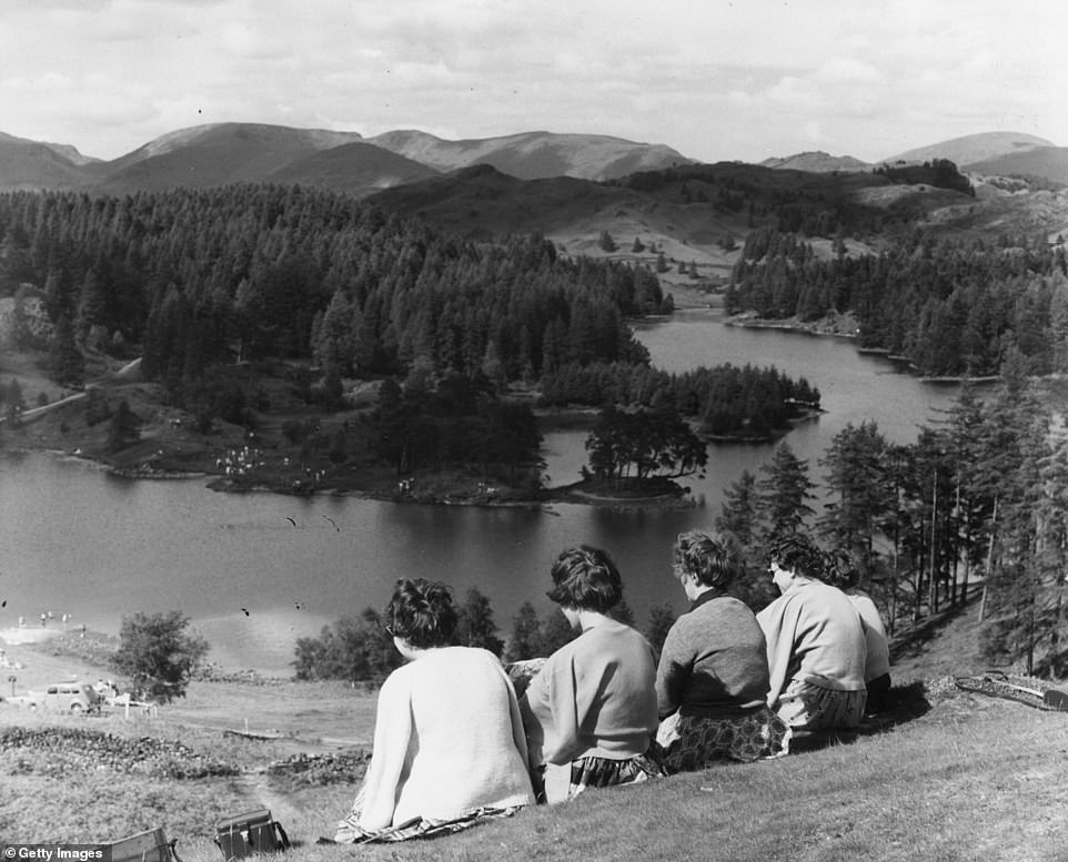 Туристы в 1960 году осматривают Тарн-Хаус, рукотворное красивое место, которое, по данным Visit Lake District, «теперь является любимым местом для пешеходов всех возрастов и способностей».