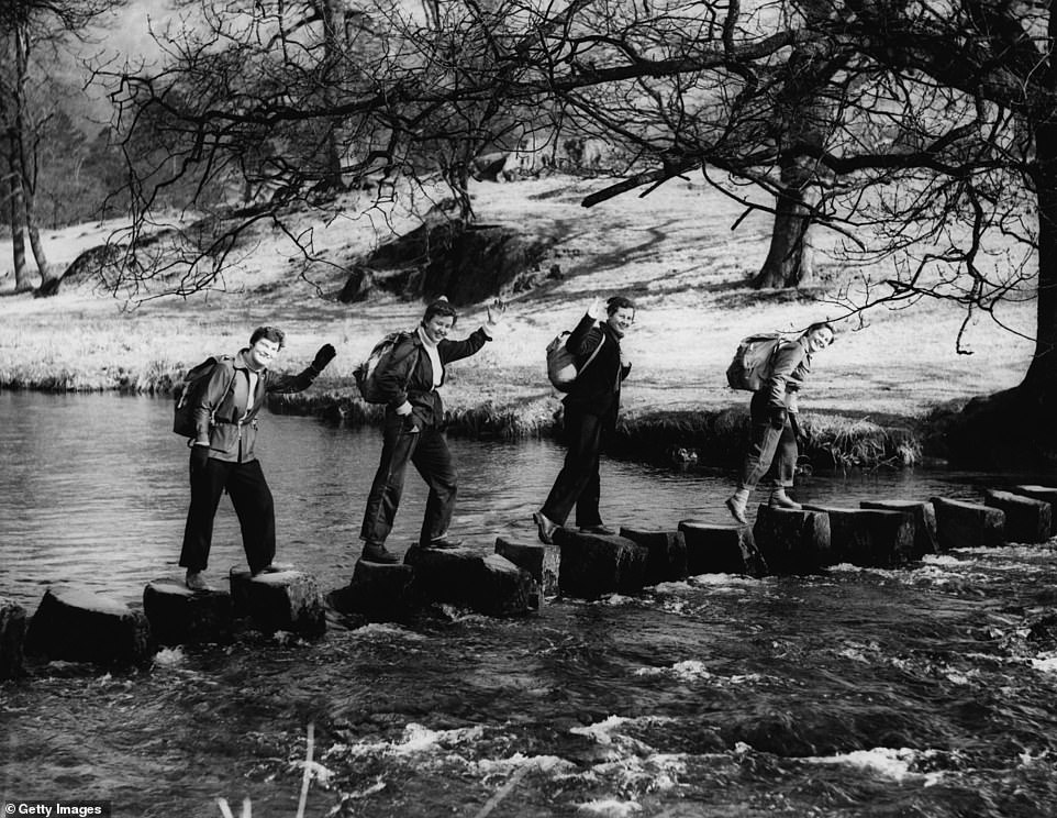 Группа гуляющих позирует на ступеньках возле деревни Райдол в 1957 году. Создание этого района как национального парка «было направлено на сохранение его особых качеств и ограничение угроз ландшафту», как поясняет сайт Lakedistrict.gov.uk.
