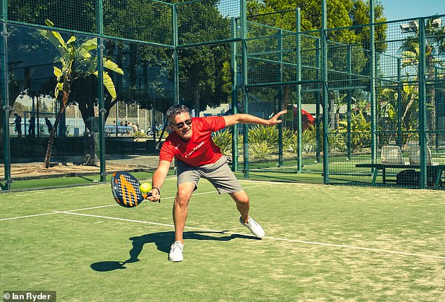 52-летний Йен (на фото), соучредитель Padel Tripper, говорит: «Погода такая хорошая, что есть чем заняться, не требуя трат».