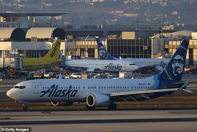 Пассажиры были в ярости, поскольку веб-сайт и приложение Alaska Airlines были полностью закрыты, в результате чего пассажиры не могли бронировать или отменять рейсы.