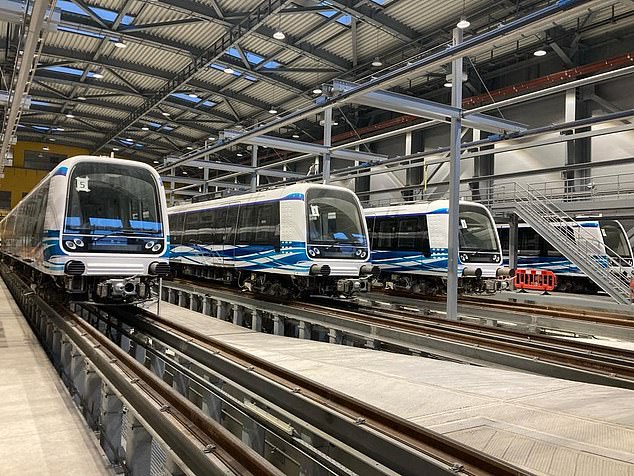 Поезда были построены компанией Hitachi Rail, которая заявила, что новое метро позволит сократить выбросы CO2 на 77 000 тонн в год.