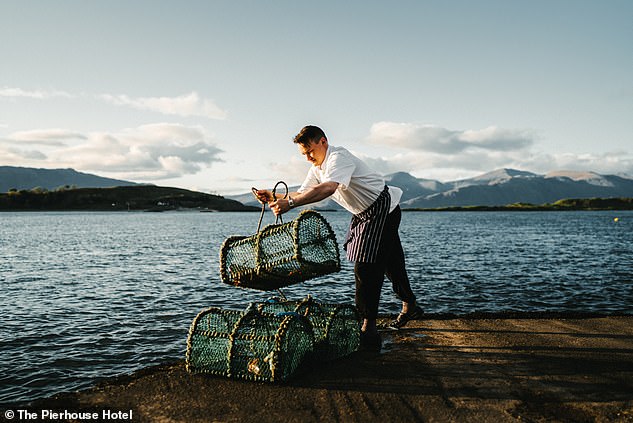 Шеф-повар Майкл Литли — специалист по морепродуктам, который готовит омаров, пойманных в шпунтовках ресторана (вверху).
